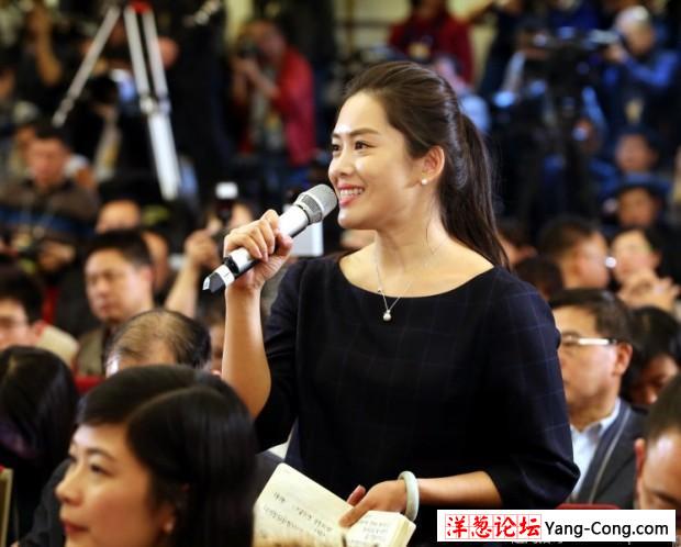 全国政协会议新闻发布会 美女记者争相提问(1)