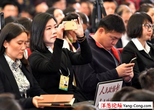 全国政协会议新闻发布会 美女记者争相提问(7)