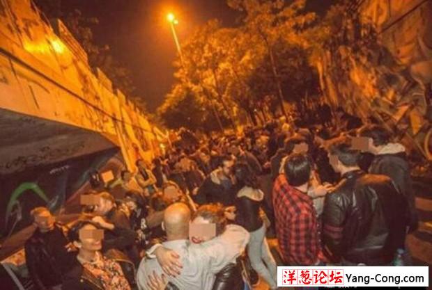 深圳491人涉毒派对现场曝光 两女旁若无人互吻(1)