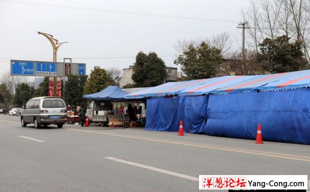 成都村民开坝坝宴占马路 城管队员维持秩序(1)