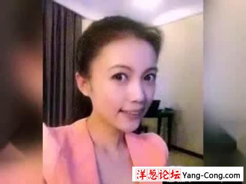 央视女记者采访中背心不慎滑落走光(3)