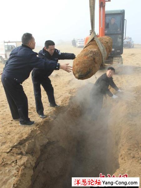 山东一工地挖出航空炸弹 引爆后炸出巨坑(4)