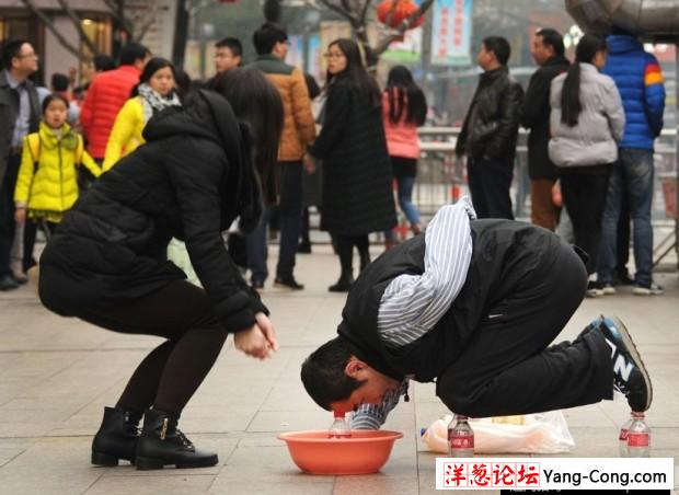 浙江街头一男子跪饮料瓶乞讨(2)