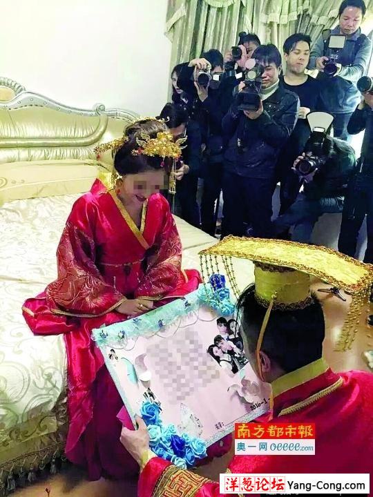 广东再现土豪婚礼 新娘全身挂满金首饰(5)