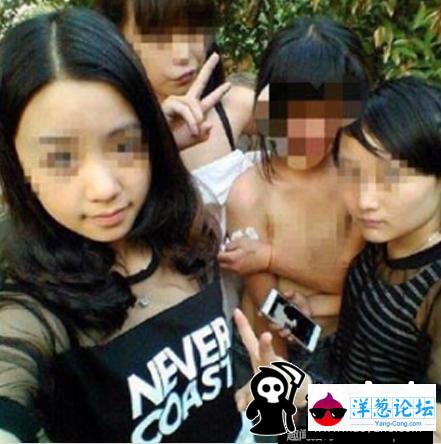 多名初中生殴打女生逼脱衣合影(1)