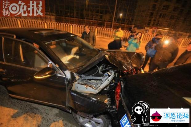 轿车公路上连撞6车 醉酒男下车称代驾跑了(3)