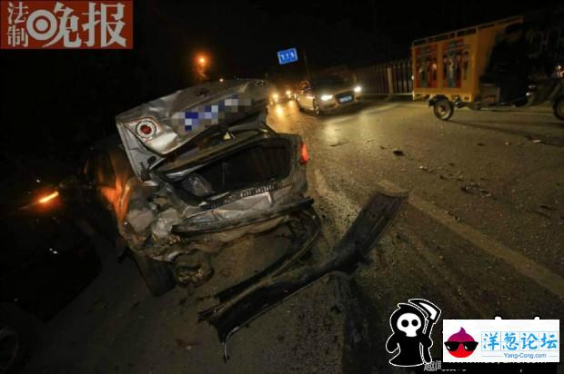 轿车公路上连撞6车 醉酒男下车称代驾跑了(5)