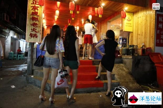 曝杭州不夜村:夜幕下姑娘们成群结队开工(7)