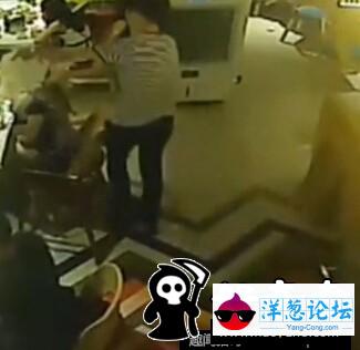 男女想同进试衣间被拒 欲投诉遭店员暴打(15)