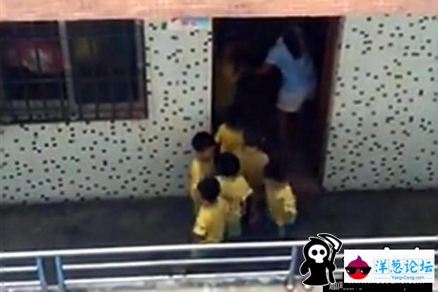 广东幼师用竹棍抽打幼童 孩子排队挨打(2)