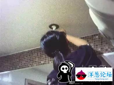 4女生发现浴室天花板有摄像头 两天洗澡被拍(1)