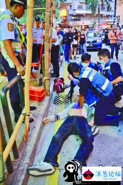 内地男子澳门闹市抢手机 遭路人围捕休克(1)