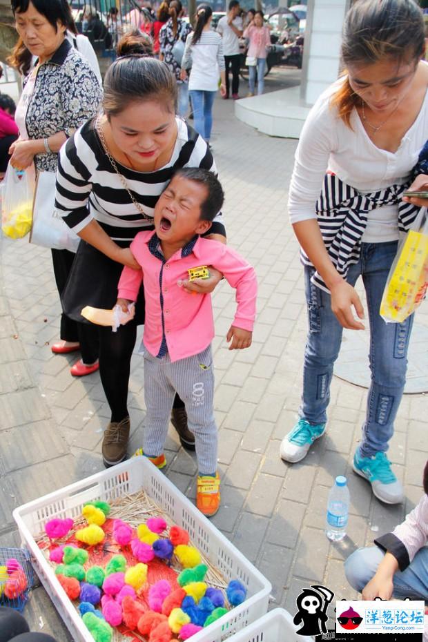 小贩用染色鸡冒充七彩鸡 家长不买小孩大哭(5)