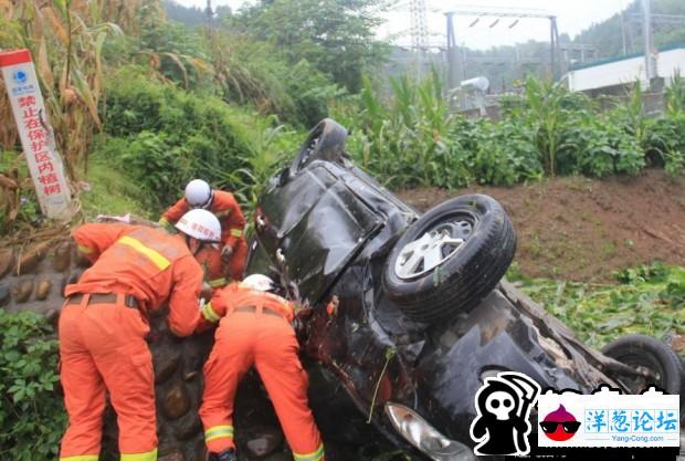 四川遂宁发生一起车祸 死者被拦腰折断(2)