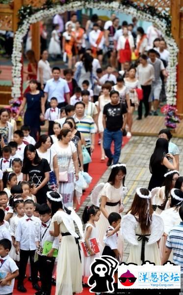 河南洛阳小学一年级新生走红毯迎开学(7)