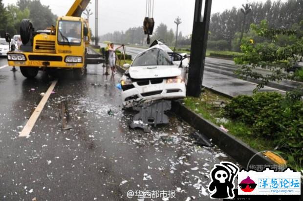 成都宝马撞上路灯杆 车身变形司机身亡(1)