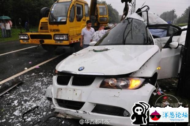 成都宝马撞上路灯杆 车身变形司机身亡(2)