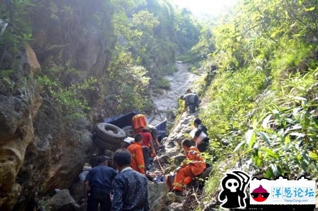 重庆农用车翻下山崖 父亲临危将儿子推出车外(1)