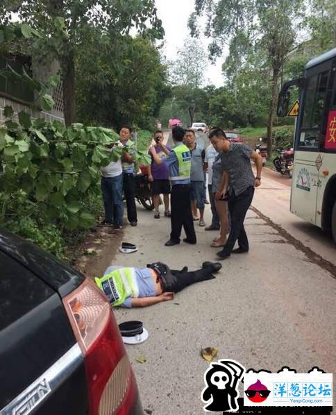 四川一司机暴力抗法 撞飞两名交警(2)