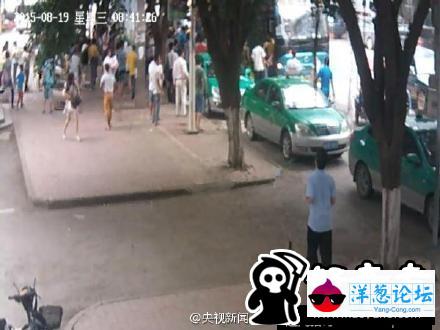 组图：广西上百路人抬起大客车 营救被压女孩(5)