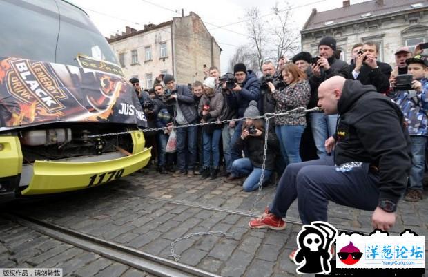 逆天！乌克兰大力士用牙齿拖拽38吨重电车14米(1)