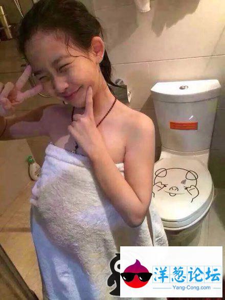 怎么感觉妹子的肚子特别大，有点突呢？