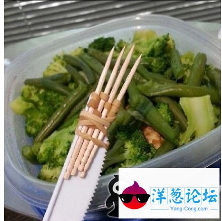 老外吃饭没有叉子，临时做了一个，很有才的说