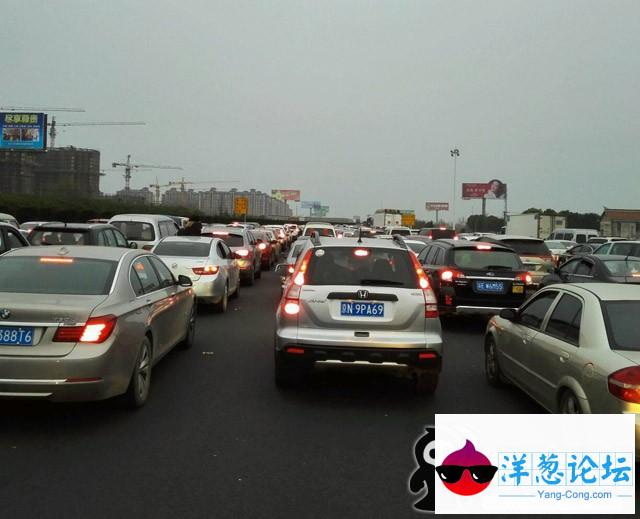 高速公路开启堵车模式，你堵在路上了吗？