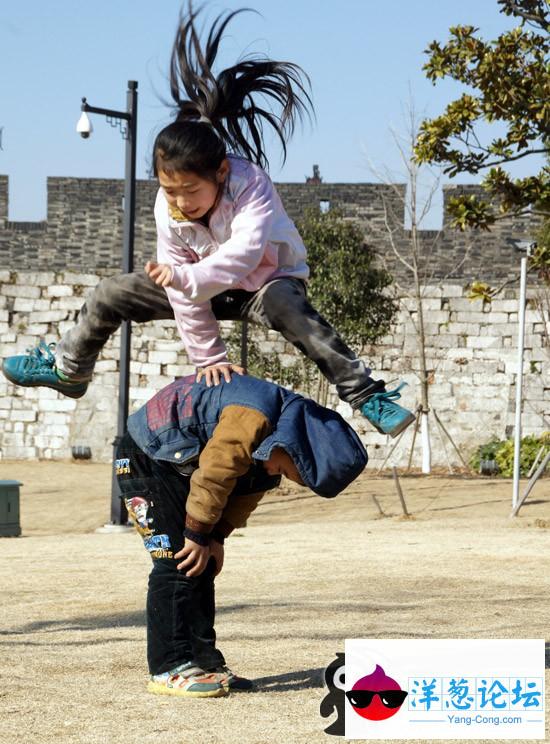 女汉子风采啊，一跃而过。