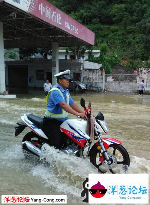 交警克服重重困难回家吃饭