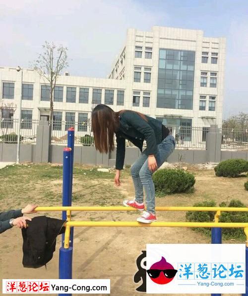 古有李小双双杠上夺冠，今有女汉子双杠上跳舞。