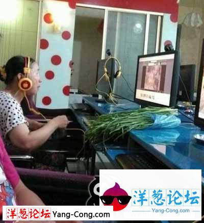 大妈你在这里上网，你儿子知道吗