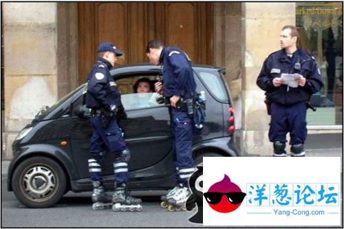 警察都用轮滑了，好低碳