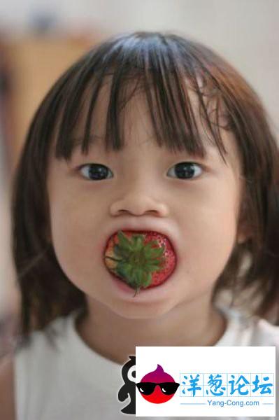 吃草莓的小女孩