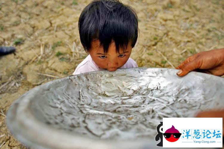 广南县珠琳镇泥么冲村。田地边用锅盖喂小孩喝水